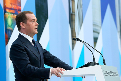 Медведев распорядился выделить деньги на «Фризиум» для тяжелобольных детей