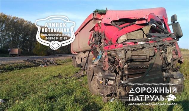 Под Ачинском Scania врезалась в остановившийся на обочине КамАЗ. Погибла женщина-пассажир