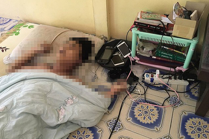 Мужчина уснул во время игры на телефоне и умер