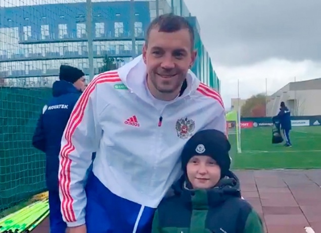 Затравленный за причёску школьник лично увиделся с футболистом Артёмом Дзюбой