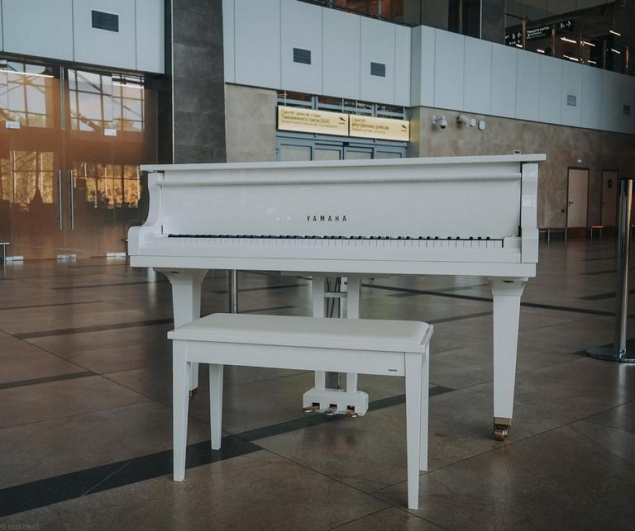 В Красноярском аэропорту появился белый рояль. На нём разрешат играть каждому