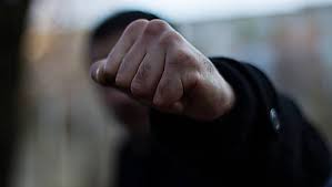 В Ачинске трое мужчин избили двух посетителей магазина за нецензурную брань. Через пару дней сами сдались полиции