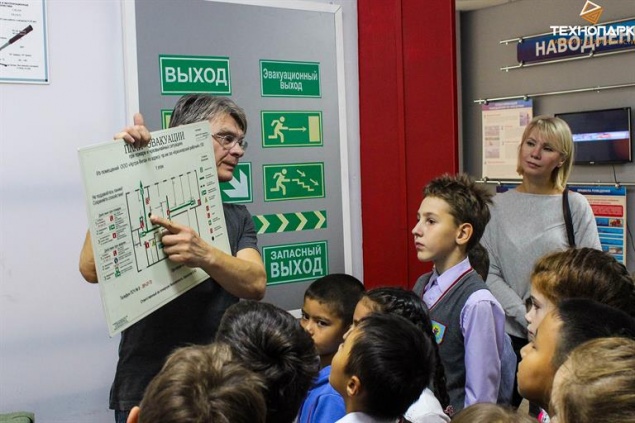 Красноярских школьников сводят в «горящую» комнату