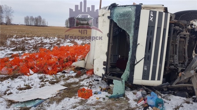 Под Канском обочину дороги засыпало мандаринами после страшной аварии с тремя грузовиками
