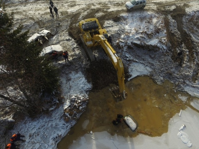 Спасатели построили дамбы на реках, чтобы продолжить поиски пропавших рабочих в Курагинском районе