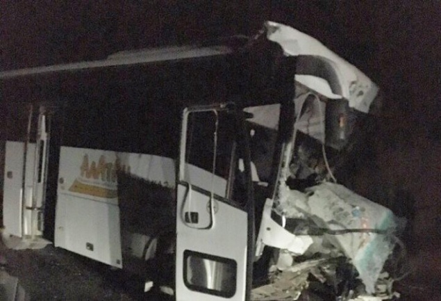 Под Ачинском рейсовый автобус «догнал» на трассе грузовик. Один человек погиб, есть пострадавшие