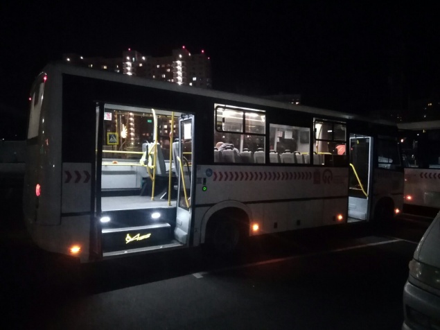 В красноярском автобусе на 7-летнюю девочку упали несколько пассажиров. Они не держались за поручни