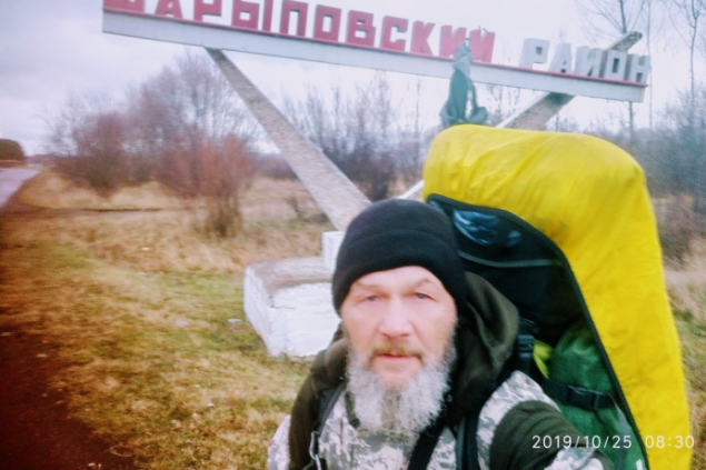 Путешествующий пешком из Москвы мужчина добрался до Шарыпово и попал в аварию