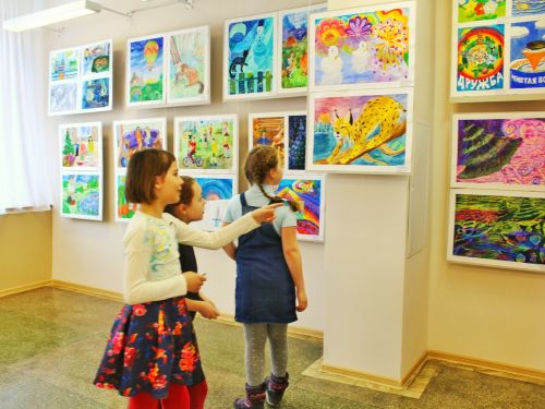 В Ачинске стартовала выставка юных художников Красноярского края