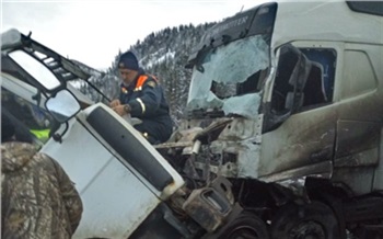 «Столкнулись лоб в лоб»: на юге Красноярского края произошла смертельная авария двух тяжелых грузовиков
