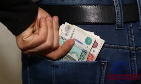 В Красноярске инструктор автошколы пообещал студентке помочь сдать на права и пропал с ее деньгами