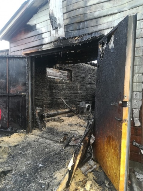 В коттедже Хакасии сгорела семейная пара. Их 18-летняя дочь выбралась через балкон