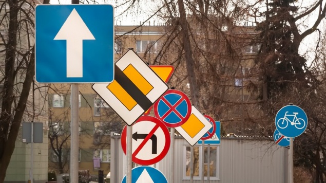 Перекрёстки, запрет обгона и камеры: новые поправки в ПДД коснутся дорожных знаков