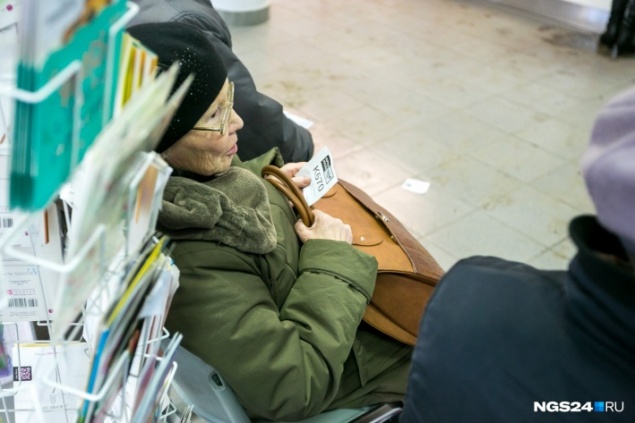 Пожилая женщина перевела мошенникам 225 тысяч в ожидании компенсации за БАДы