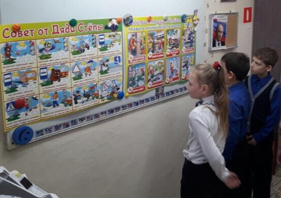 Сотрудники полиции Ачинска презентовали учебным заведениям профилактические плакаты «Советы дяди Степы»