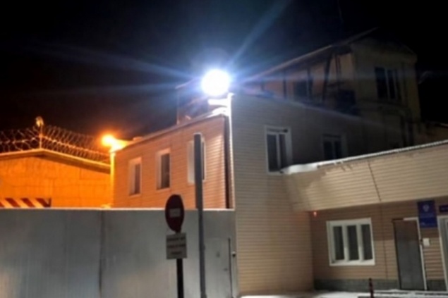 Десятки машин приехали ночью к колонии Арейского в память убитой девушки на «Солярисе»