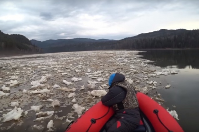 Несколько рыбаков оказались в ловушке из-за сброса воды на ГРЭС
