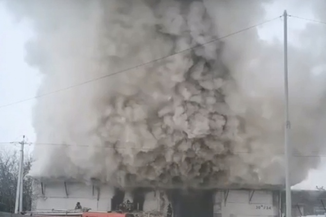 Мебельный склад загорелся в Красноярске: густой дым заволок Красраб