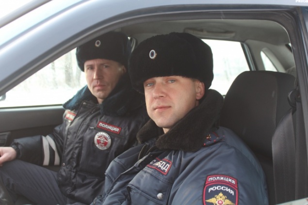 Проезжающие мимо горящего дома в Березовке инспекторы спасли женщину и ее кошку