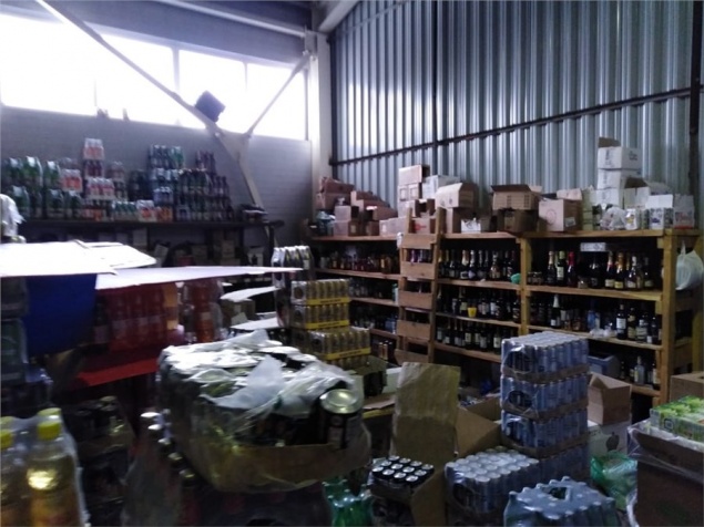 В Красноярске на рынке изъяли более 2,5 тыс бутылок с алкоголем
