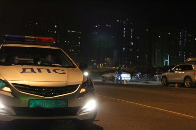 «Зажала руку и проехала 300 метров»: все подробности о девушке, протащившей инспектора на машине