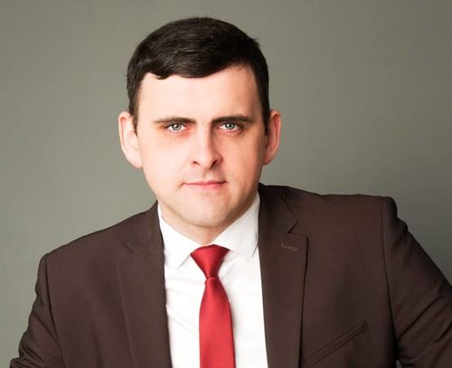 В Хакасии чиновник спасал щенка на дороге и попал под машину