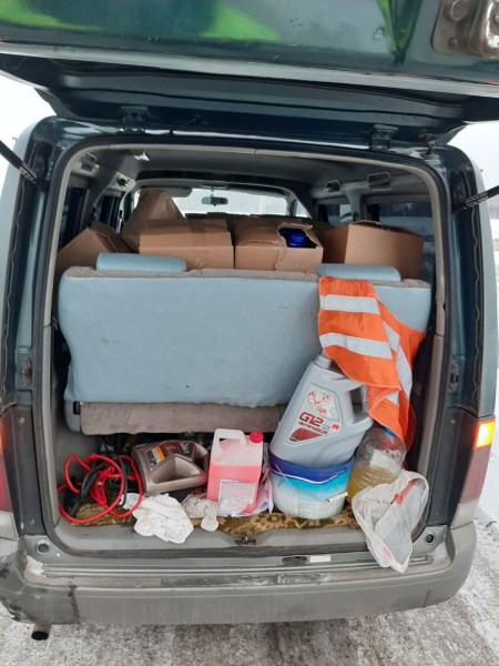 На трассе в Красноярском крае остановили забитую алкоголем машину