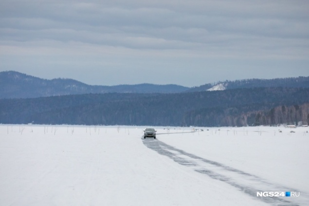 На Красноярском водохранилище автомобиль провалился под лед. Толпа рыбаков глазела на это пару часов