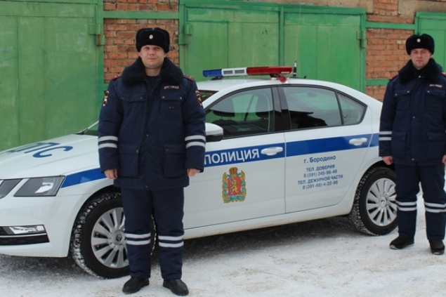 Водитель без прав подсунул 5 тысяч в шапку инспектору и был пойман