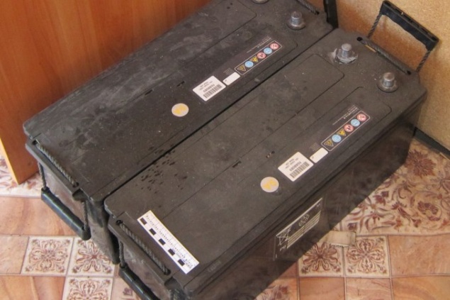 В Ачинске поймали четверых охранников за торговлю ворованными аккумуляторами