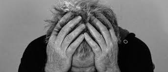 В Хакасии соцслужбы отказывались переселить бездомного старика из подъезда в приют. После его смерти прокурор потребовал изменить закон