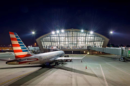 Девушка-подросток угнала самолет и врезалась в забор