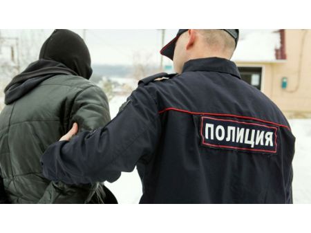 В Назарово 18-летний парень с ножом и в маске опустошил кассу магазина