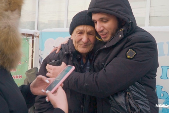 Неравнодушные красноярцы собрали больше миллиона рублей просящему милостыню пенсионеру