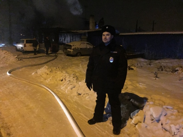 Красноярский полицейский спас босого мужчину от переохлаждения и пожара