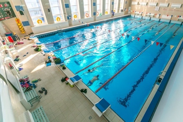 Восьмилетняя девочка оторвала палец во время тренировки в бассейне