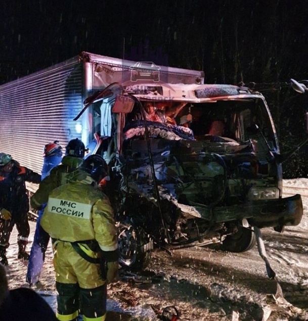 В Красноярском крае столкнулись две фуры. Водителя одной зажало в кабине