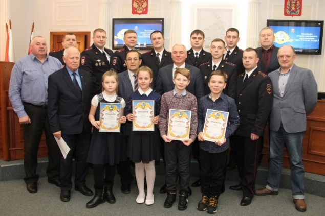 Полицейский залез на осветительную вышку стадиона для спасения женщины. Получил премию «Поступок года»