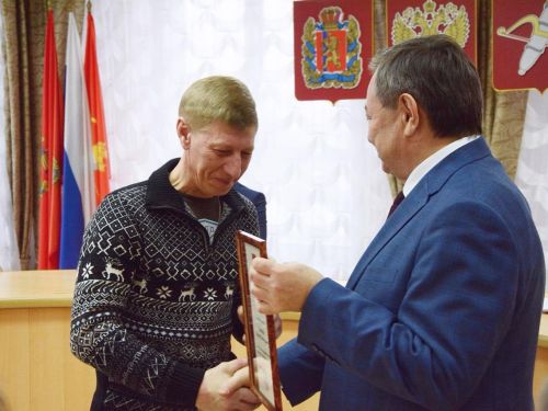 Мэр города Илай Ахметов лично поблагодарил ачинца Андрея Ржевского за спасение ребенка