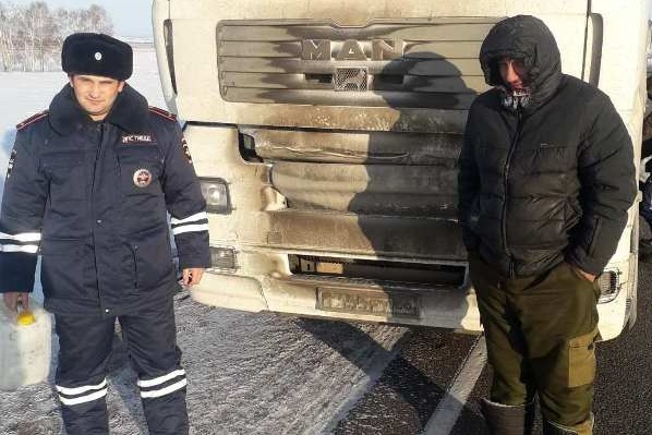 Дальнобойщик застрял в мороз на трассе из-за замерзшего дизельного топлива