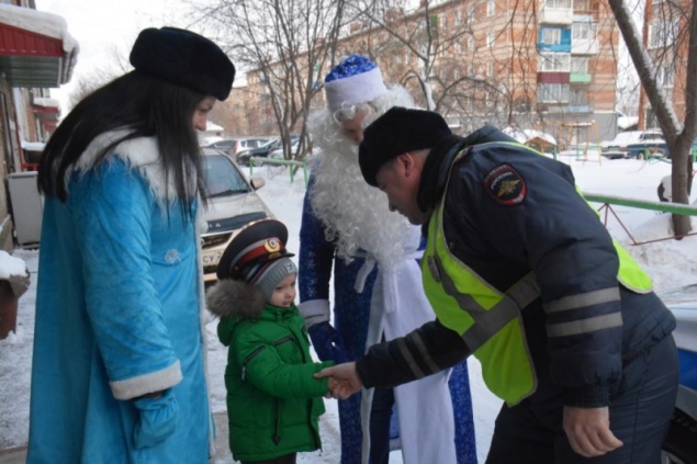 В Иланском 5-летний мальчик написал деду Морозу, что хочет стать полицейским. К нему приехали инспекторы ГИБДД
