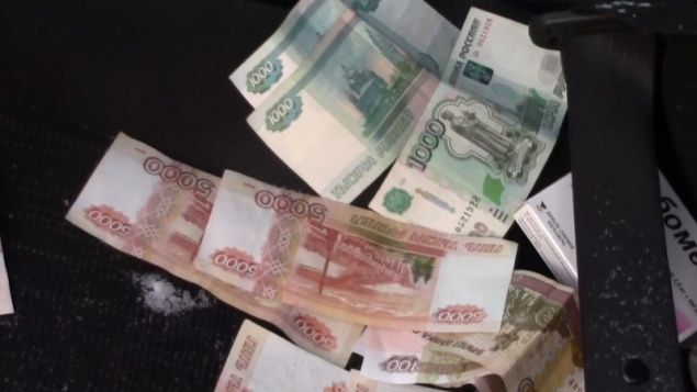 Главу Козульского района арестовали за взятку. При задержании он выкинул деньги в снег