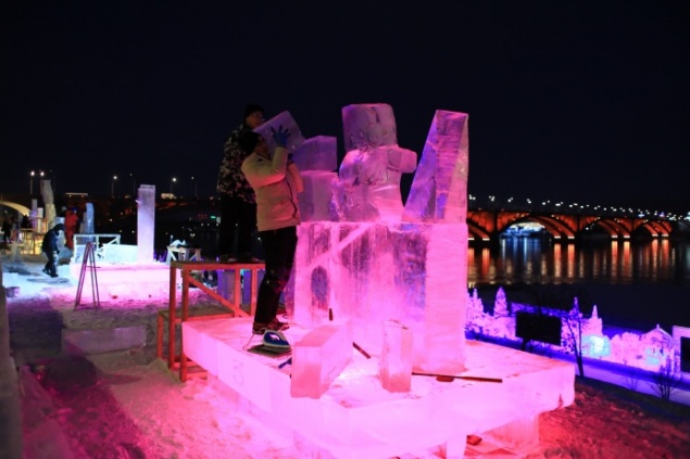 Из глыб снега и льда на набережной начали делать скульптуры