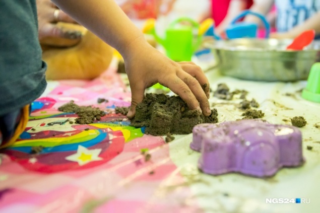 Ребенок в детсаду упал на угол скамейки и попал на стол к хирургам