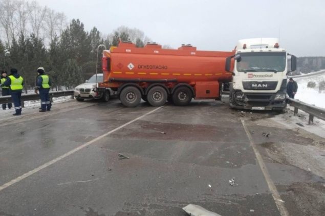 Водитель «Нивы» выехал на встречку и собрал на трассе ДТП с участием трех легковых и бензовоза