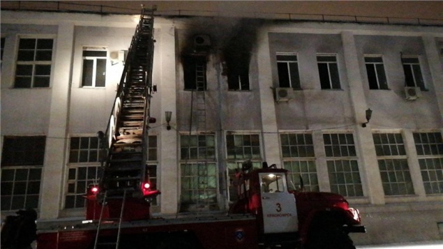В Красноярске уже 9 часов тушат трехэтажное офисное здание