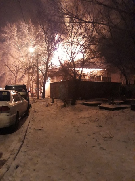 Ночью в серьезном пожаре выгорело бесхозное здание судебных приставов