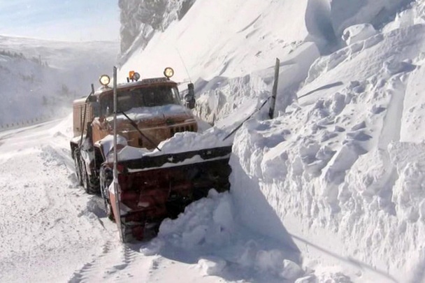 На загородной трассе дорогу завалило сошедшей лавиной