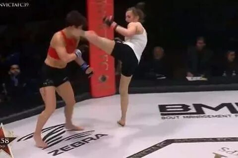 Боец MMA «выключила» соперницу ударом ногой в голову
