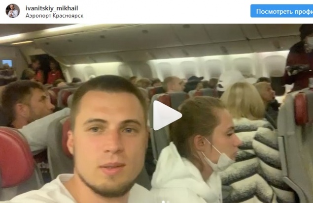 «Отношение как к свиньям»: вернувшихся в Красноярск туристов не выпускали из самолета из-за проверки на коронавирус